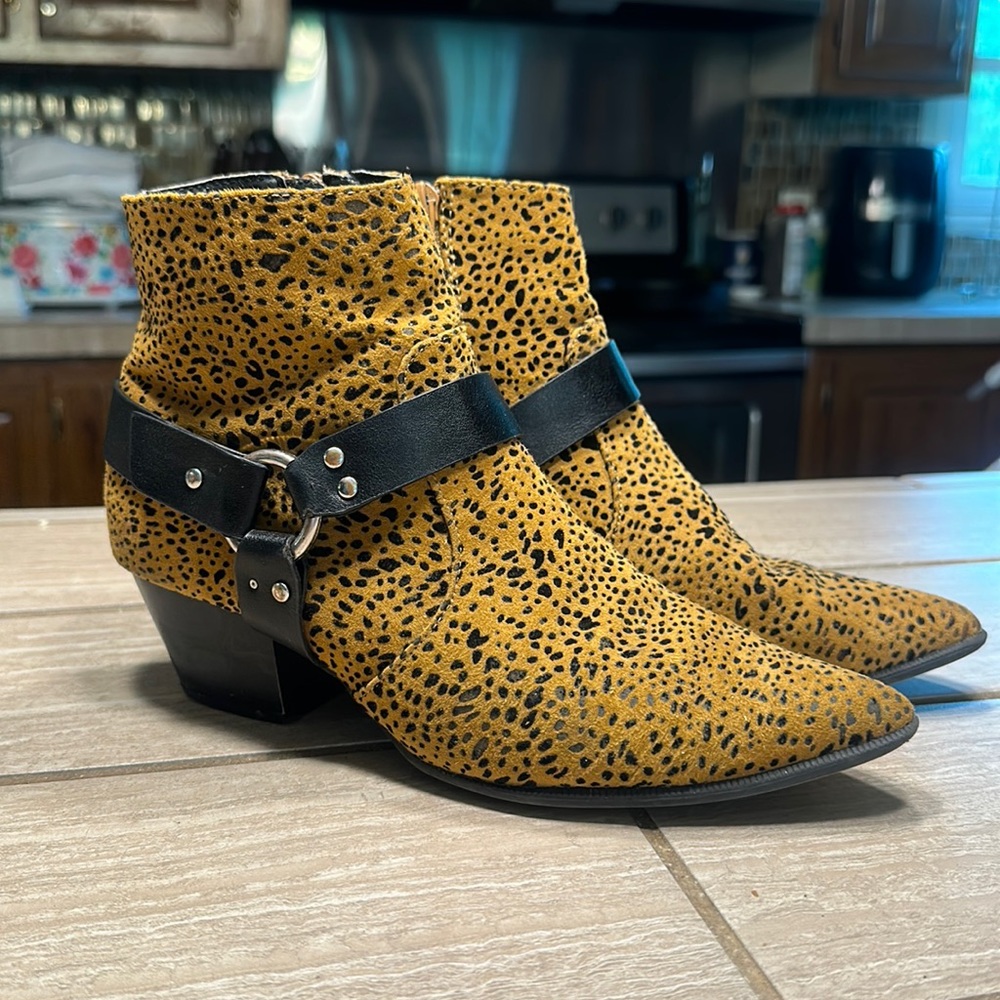 Qupid Animal print booties, size 8, worn but in great condition